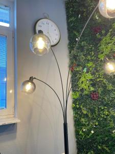 eine Stehlampe mit einer Uhr an der Wand in der Unterkunft Stilvolles & klimatisiertes Loft mit Ausblick in die Ferne in Sankt Leon-Rot + 19 Fotos