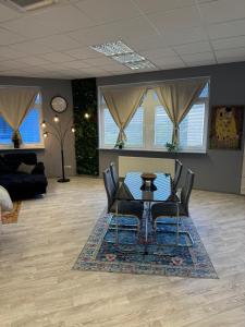 ein Esszimmer mit Tisch und Stühlen in einem Wohnzimmer in der Unterkunft Stilvolles & klimatisiertes Loft mit Ausblick in die Ferne in Sankt Leon-Rot