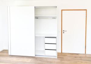 an open white closet with a door in a room at Gemeinschaftsunterkunft Doppelzimmer für max 8P I 2 Bäder I Küche I einzeln oder komplett buchbar in Heidenheim +3 photos