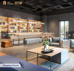 une salle avec une bibliothèque dotée d'une table et de chaises dans l'établissement Apartemen SkyHouse BSD, à Samporo