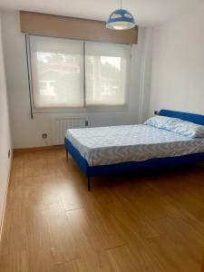 a bedroom with a bed and a large window at Apartamento independiente en Nigrán in Nigrán