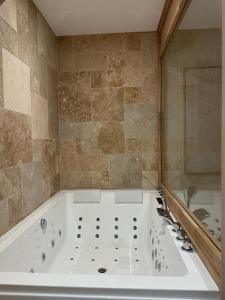 Ένα μπάνιο στο Chambres des Côtes-Roties