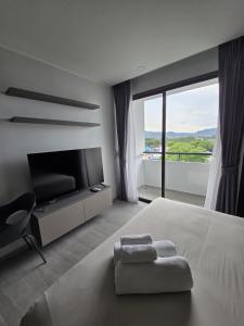 Televisyen dan/atau pusat hiburan di Stylish Urban Escape 1Bed Apt T2-822