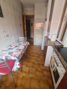 a small room with a table and a kitchen at Apartamento Museo in Teruel