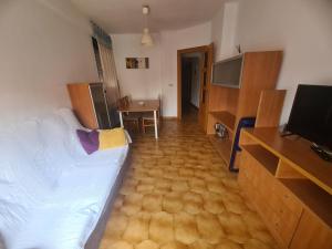 a bedroom with a bed and a television and a table at Apartamento Museo in Teruel +4 photos