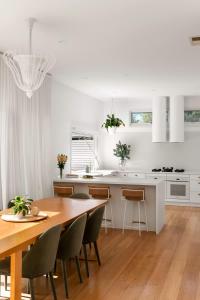 Nhà bếp/bếp nhỏ tại Haven on Birdwood 400m to Beach