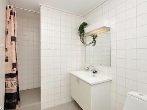 Ένα μπάνιο στο Apartment Enni - 100m from the sea by Interhome