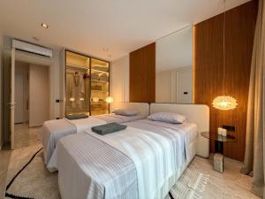 - une chambre avec 2 lits et un dressing dans l'établissement Qoople Legend C9 - Luxury apartment in Alanya, à Alanya