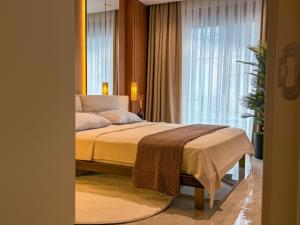 - une chambre avec un lit en face d'une fenêtre dans l'établissement Qoople Legend C9 - Luxury apartment in Alanya, à Alanya 69 autres photos