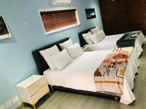 En eller flere senge i et værelse på Royal BNB and SPA + 9 billeder