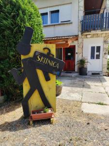 a sign with a top hat on top of a building at Skitnica Marilyn in Koprivnica +3 photos