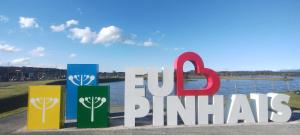 a sign for a park with a lake in the background at Propriedade Mendes&Souza - Pinhais in Pinhais