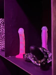 a purple table with a knife and a purple object at BDSM SWING KLIMA TOP Jakośc, Apartament Idelny na Prezent ,Lustra wszedzie ,SUPER wygodne łóżko , huśtawka , tylko dla dorosłych ADULTS ONLY Parking w cenie in Łódź