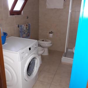 モンテ・サンタンジェロにあるCasa Dolce Casaのバスルーム(洗濯機、トイレ付)