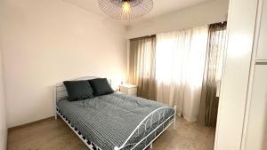 una camera da letto con un letto e una finestra di Le Cheverny - 2 min du centre ville a Bonneville