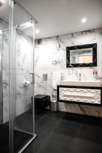 a bathroom with a shower and a sink at Loft Prestige in Leiria
