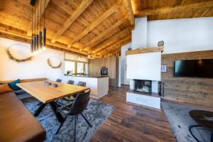 Televisyen dan/atau pusat hiburan di Nationalpark Chalet Larmkogel