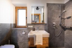 Bilik mandi di Nationalpark Chalet Larmkogel +45 gambar