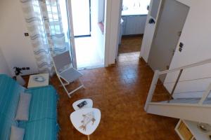 een woonkamer met een blauwe bank bij Nice apartment with pool - near the beach in Bandol