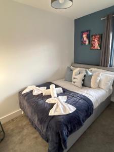 a bedroom with a bed with towels on it at 1 Great for Contractors 2BR Flat Near Harlow Station in London Stansted Airport