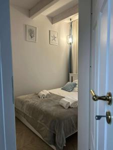 a bedroom with a bed with two towels on it at NAD JEZIORAMI Niedźwiady in Kolonia Pawłówek