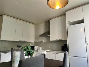 Η κουζίνα ή μικρή κουζίνα στο Kotimaailma - 3BR apartment Kouvola +2 φωτογραφίες
