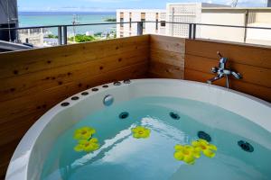 a jacuzzi tub with a view of the ocean at onna resort nakadomari ビーチまで車で4分 最大12名OK 中庭付き貸切ヴィラでくつろぐ恩納村ステイ in Onna +130 photos