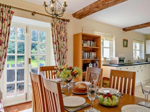 Η κουζίνα ή μικρή κουζίνα στο 4 bed in Okehampton 49511