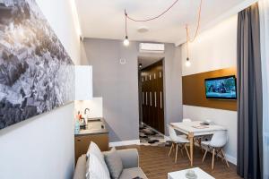 ein Wohnzimmer mit Tisch und ein Esszimmer in der Unterkunft The Wavelo Collection in Krakau
