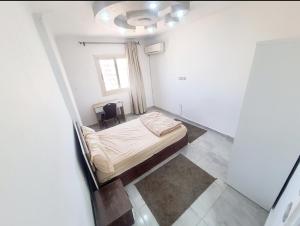 ein kleines Schlafzimmer mit einem Bett und einem Schreibtisch in der Unterkunft Sea view apartment 3 bedrooms 2 toilets 3 air conditioners in Alexandria