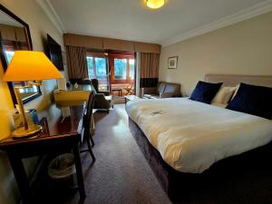 Postel nebo postele na pokoji v ubytování Dancenter Boutique Luxury Gatwick Airport