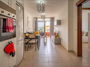 cocina y sala de estar con comedor en Live La Palma Milymi 2, en Los Llanos de Aridane