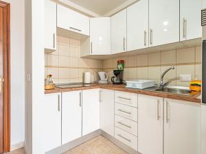 Una cocina con gabinetes blancos y un fregadero. en Live La Palma Milymi 2, en Los Llanos de Aridane 27 fotos más