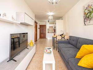 una sala de estar con un sofá y una mesa en Live La Palma Milymi 2, en Los Llanos de Aridane