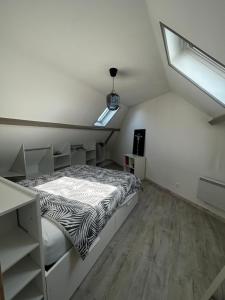 En eller flere senge i et værelse på Duplex Lumineux 60m2 Dunkerque Centre, 2 min port