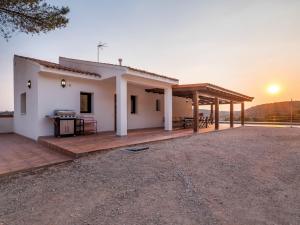 a villa with a view of the sunset at Casa Clarita hasta 21 personas, piscina a 40 min de Madrid y aeropuerto in Perales de Tajuña +52 photos