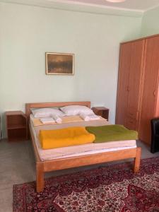 - une chambre avec un lit doté d'un cadre en bois dans l'établissement Milica, à Nikšić