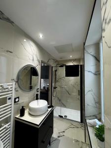 a bathroom with a sink and a shower at Appartement cosy face au château de Lourdes in Lourdes