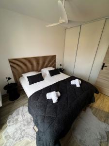 a bedroom with two beds with towels on them at Appartement cosy face au château de Lourdes in Lourdes