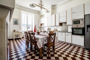 Η κουζίνα ή μικρή κουζίνα στο Gîte Château de Seguin +18 φωτογραφίες