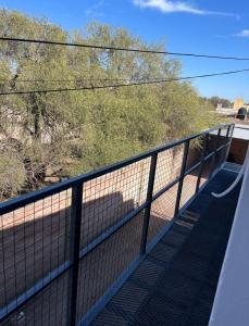 une clôture sur un pont avec vue sur les arbres dans l'établissement Villa Dolores - Departamento, 