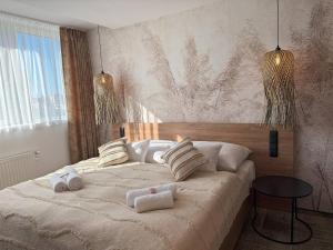 科普日夫尼采塔特拉因特酒店的一间卧室，有一张大床，床上有两条毛巾