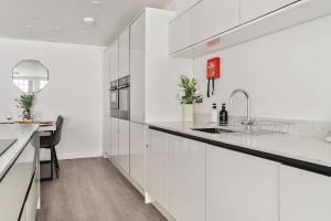 Η κουζίνα ή μικρή κουζίνα στο The Atria Suite - Premium Harbour Stay +13 φωτογραφίες