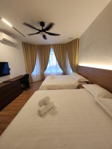 Un pat sau paturi într-o cameră la Premium Beachfront Sea Glass Villa with private pool