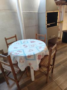 une table et des chaises avec une nappe dessus dans l'établissement Casa temporada Vovó Ilda, à Olímpia