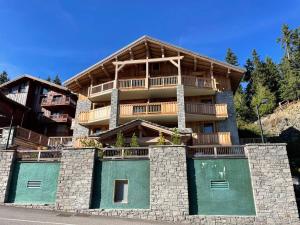 ラ・ロジエールにあるAppartement moderne avec balcon et parking à La Rosière - FR-1-690-9の大きな建物(壁の上にバルコニー付)