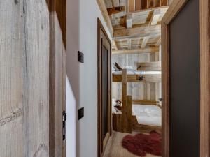 ラ・ロジエールにあるAppartement moderne avec balcon et parking à La Rosière - FR-1-690-9の木製の壁の客室とドア付きの廊下