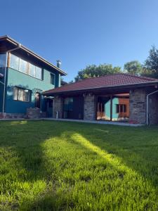 DebnevoСинята къща La casa Blu的前面有草坪的房子