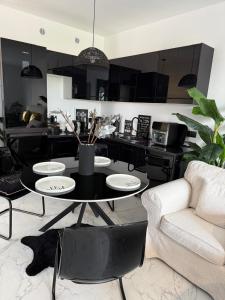 una sala de estar con una mesa y un sofá en Apartament Nowość 65 m2, 