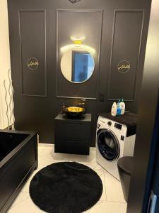 Un baño con lavabo y lavadora. en Apartament Nowość 65 m2, 
